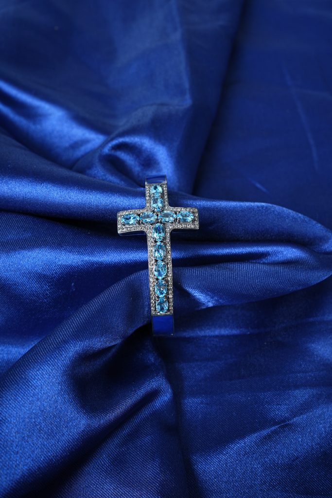 Crossorya Silver Bangle